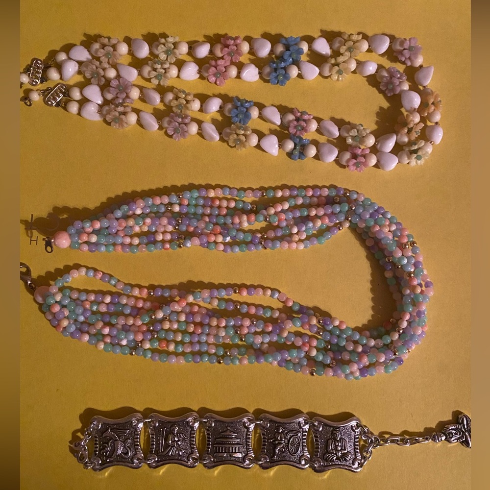 Lot of 24 pieces of. Vintage costume jewelry